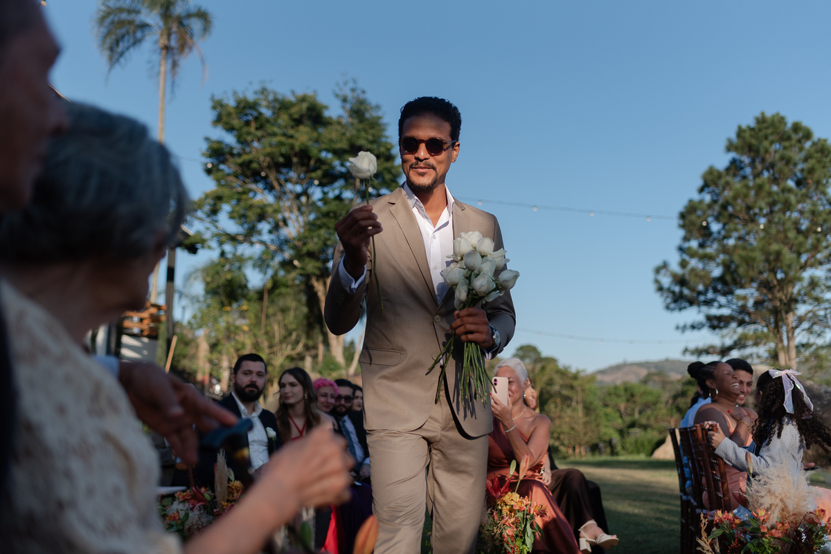Casamento no fim de tarde na casa de festa Mirante Juruá, localizada em Mairiporã - SP. Foto e Filme documental de casamentos para casais que buscam um registro espontâneo, leve, divertido e  natural.