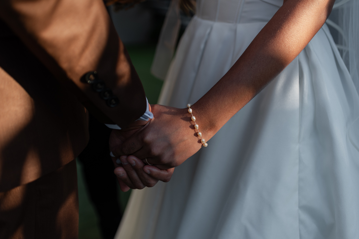 Casamento no fim de tarde na casa de festa Mirante Juruá, localizada em Mairiporã - SP. Foto e Filme documental de casamentos para casais que buscam um registro espontâneo, leve, divertido e  natural.