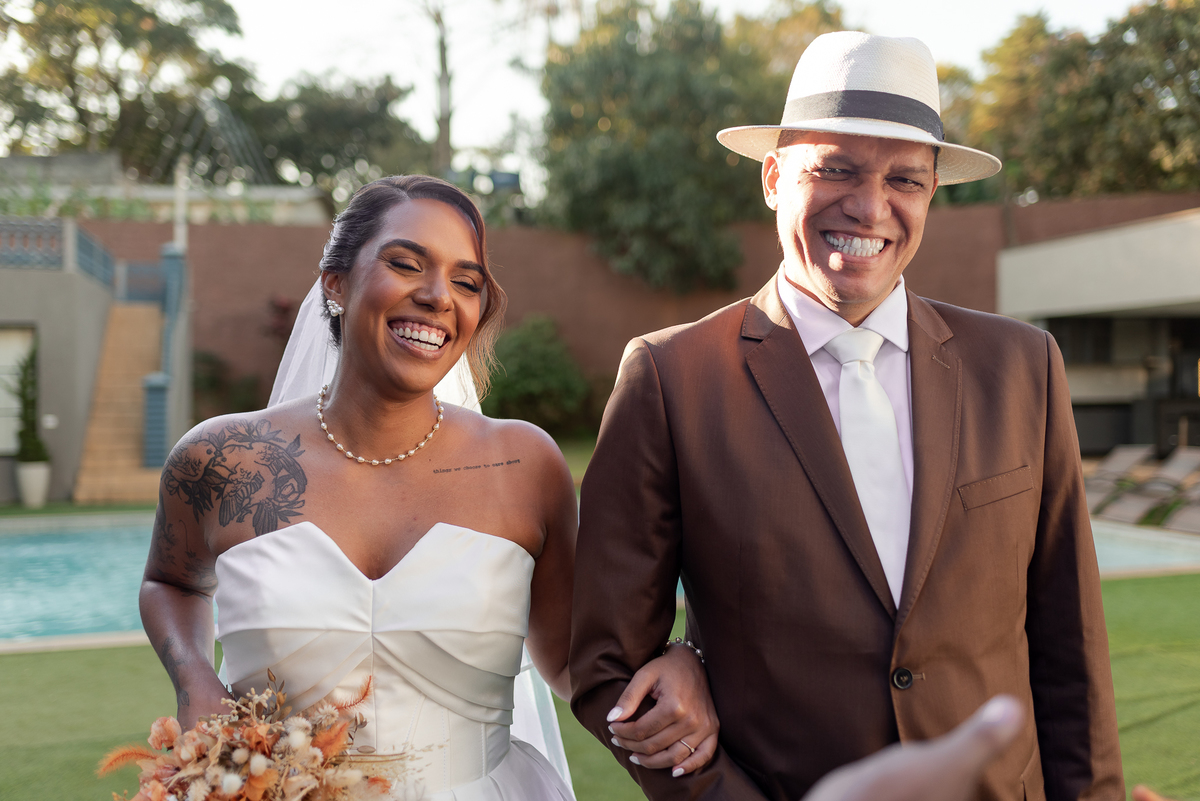 Casamento no fim de tarde na casa de festa Mirante Juruá, localizada em Mairiporã - SP. Foto e Filme documental de casamentos para casais que buscam um registro espontâneo, leve, divertido e  natural.