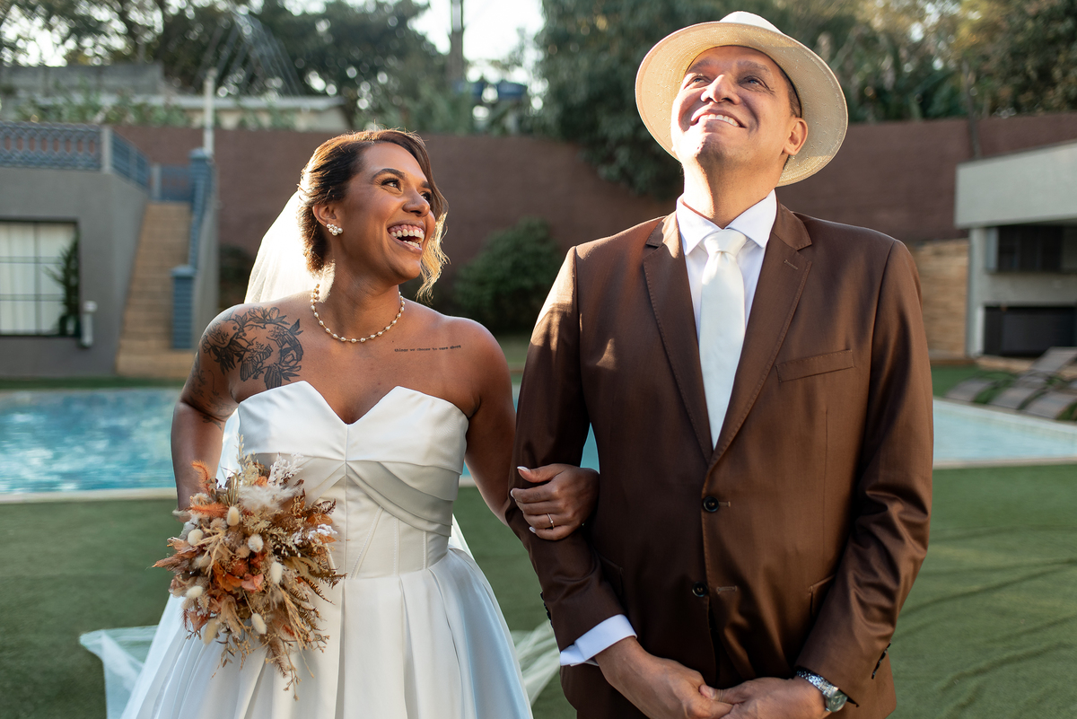 Casamento no fim de tarde na casa de festa Mirante Juruá, localizada em Mairiporã - SP. Foto e Filme documental de casamentos para casais que buscam um registro espontâneo, leve, divertido e  natural.