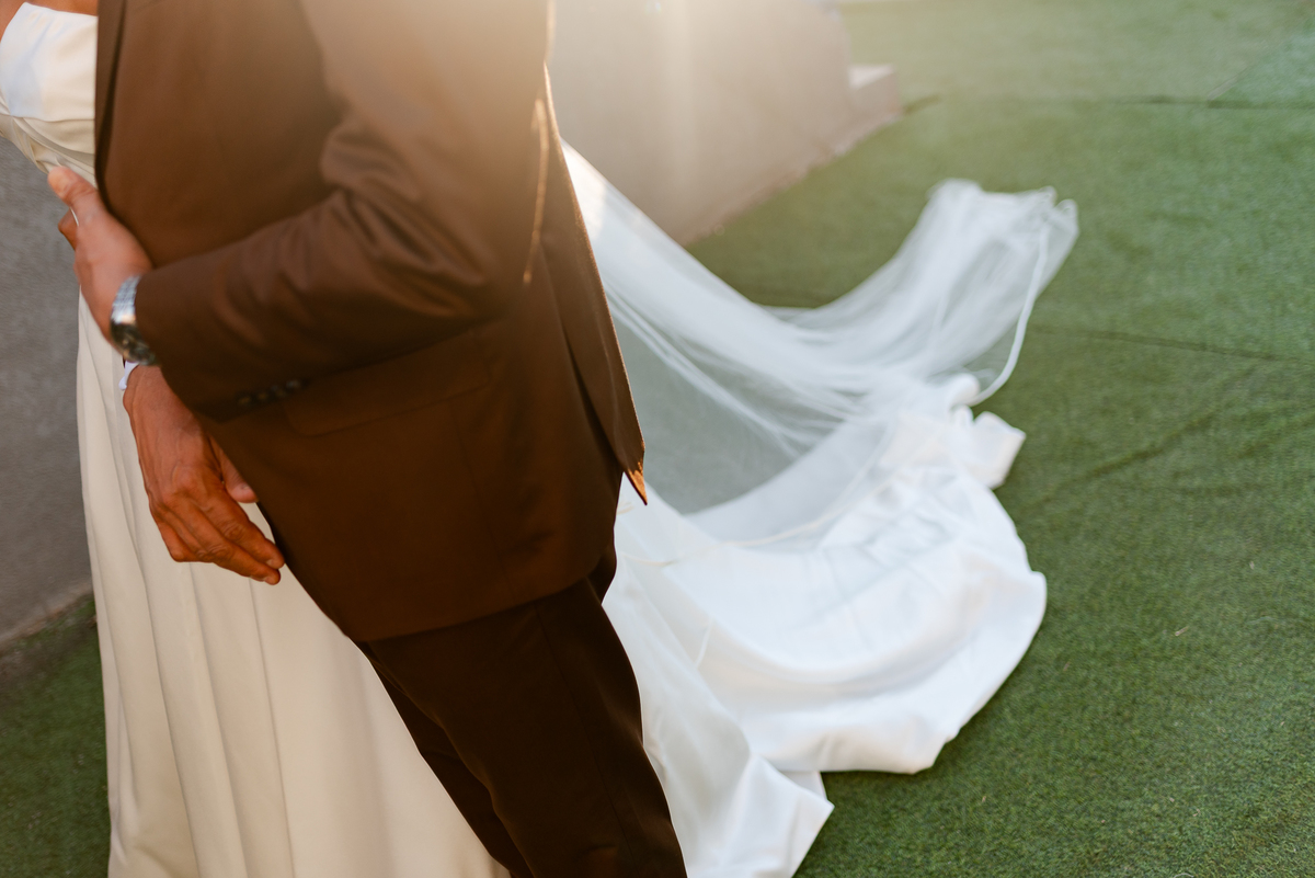 Casamento no fim de tarde na casa de festa Mirante Juruá, localizada em Mairiporã - SP. Foto e Filme documental de casamentos para casais que buscam um registro espontâneo, leve, divertido e  natural.