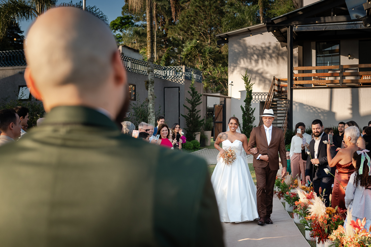 Casamento no fim de tarde na casa de festa Mirante Juruá, localizada em Mairiporã - SP. Foto e Filme documental de casamentos para casais que buscam um registro espontâneo, leve, divertido e  natural.
