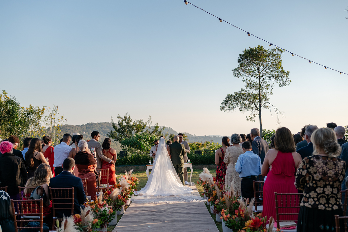 Casamento no fim de tarde na casa de festa Mirante Juruá, localizada em Mairiporã - SP. Foto e Filme documental de casamentos para casais que buscam um registro espontâneo, leve, divertido e  natural.