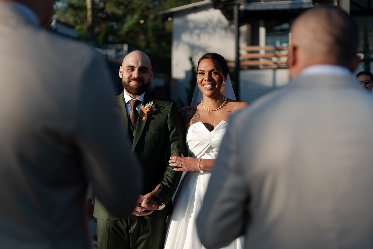 Casamento no fim de tarde na casa de festa Mirante Juruá, localizada em Mairiporã - SP. Foto e Filme documental de casamentos para casais que buscam um registro espontâneo, leve, divertido e  natural.