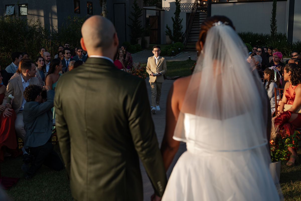 Casamento no fim de tarde na casa de festa Mirante Juruá, localizada em Mairiporã - SP. Foto e Filme documental de casamentos para casais que buscam um registro espontâneo, leve, divertido e  natural.