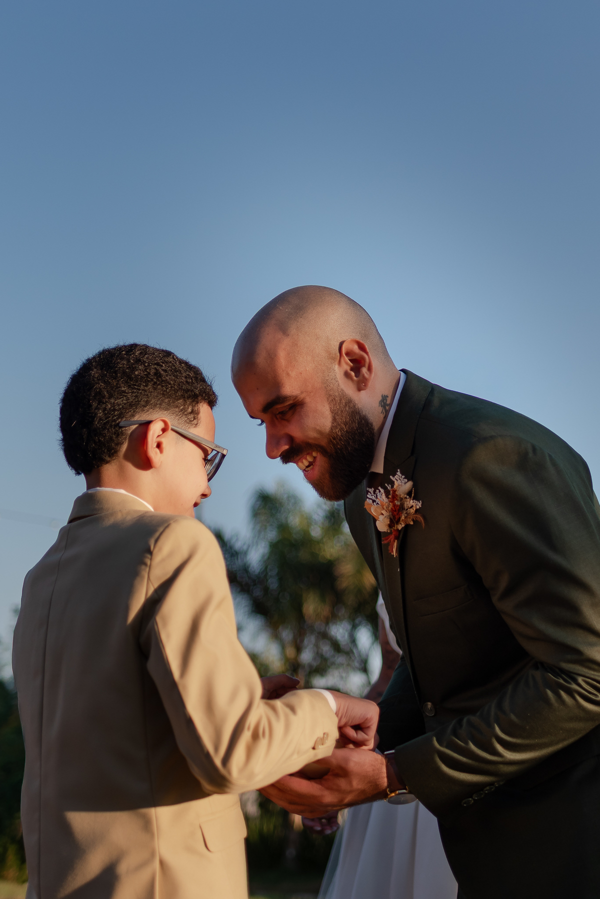 Casamento no fim de tarde na casa de festa Mirante Juruá, localizada em Mairiporã - SP. Foto e Filme documental de casamentos para casais que buscam um registro espontâneo, leve, divertido e  natural.