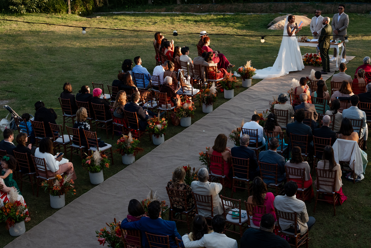 Casamento no fim de tarde na casa de festa Mirante Juruá, localizada em Mairiporã - SP. Foto e Filme documental de casamentos para casais que buscam um registro espontâneo, leve, divertido e  natural.