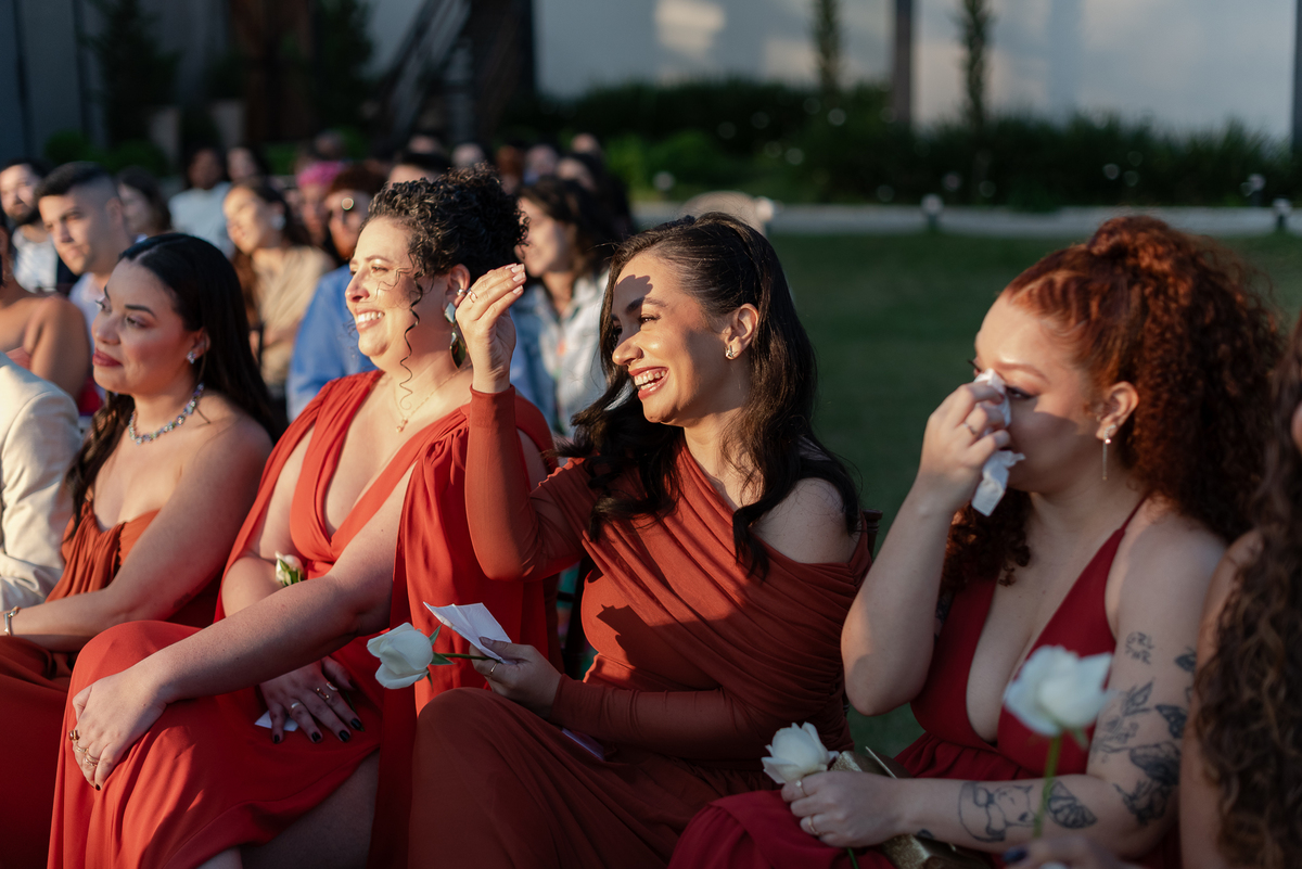Casamento no fim de tarde na casa de festa Mirante Juruá, localizada em Mairiporã - SP. Foto e Filme documental de casamentos para casais que buscam um registro espontâneo, leve, divertido e  natural.