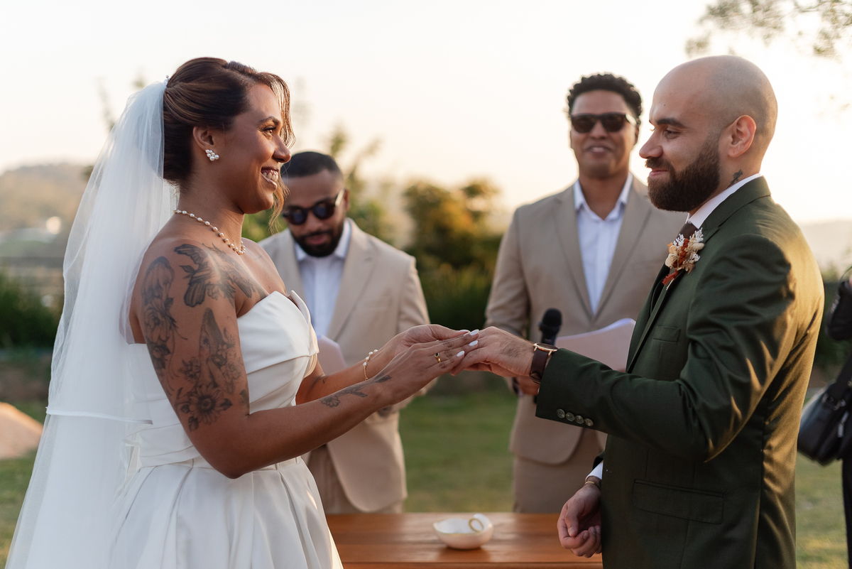Casamento no fim de tarde na casa de festa Mirante Juruá, localizada em Mairiporã - SP. Foto e Filme documental de casamentos para casais que buscam um registro espontâneo, leve, divertido e  natural.