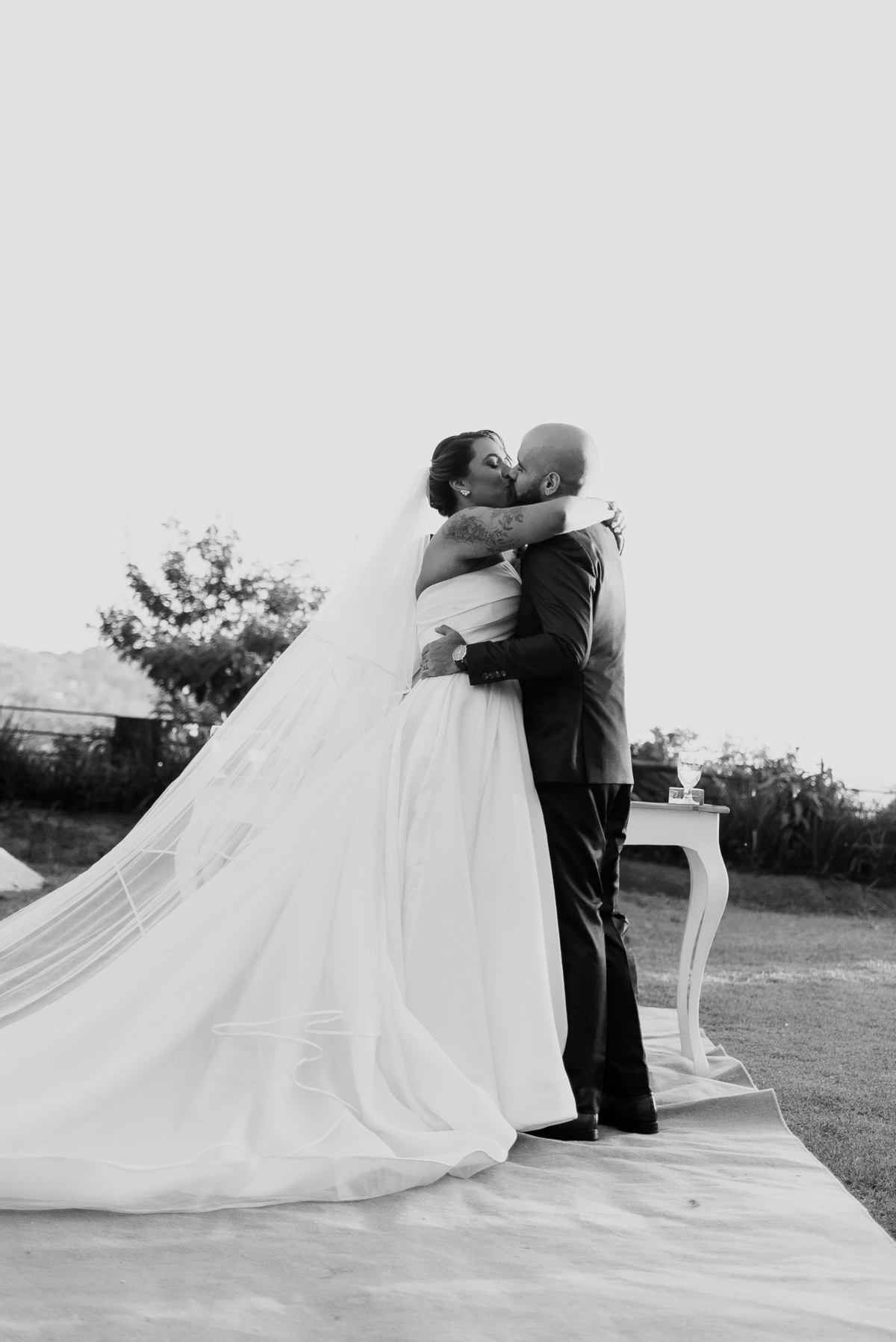 Casamento no fim de tarde na casa de festa Mirante Juruá, localizada em Mairiporã - SP. Foto e Filme documental de casamentos para casais que buscam um registro espontâneo, leve, divertido e  natural.