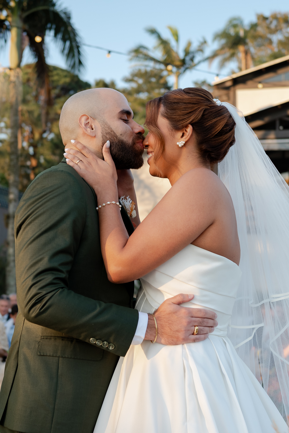Casamento no fim de tarde na casa de festa Mirante Juruá, localizada em Mairiporã - SP. Foto e Filme documental de casamentos para casais que buscam um registro espontâneo, leve, divertido e  natural.