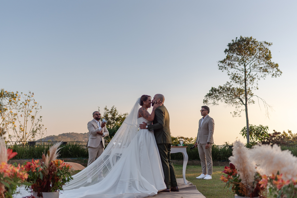 Casamento no fim de tarde na casa de festa Mirante Juruá, localizada em Mairiporã - SP. Foto e Filme documental de casamentos para casais que buscam um registro espontâneo, leve, divertido e  natural.