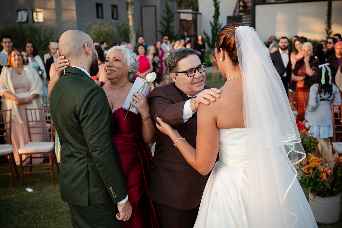 Casamento no fim de tarde na casa de festa Mirante Juruá, localizada em Mairiporã - SP. Foto e Filme documental de casamentos para casais que buscam um registro espontâneo, leve, divertido e  natural.