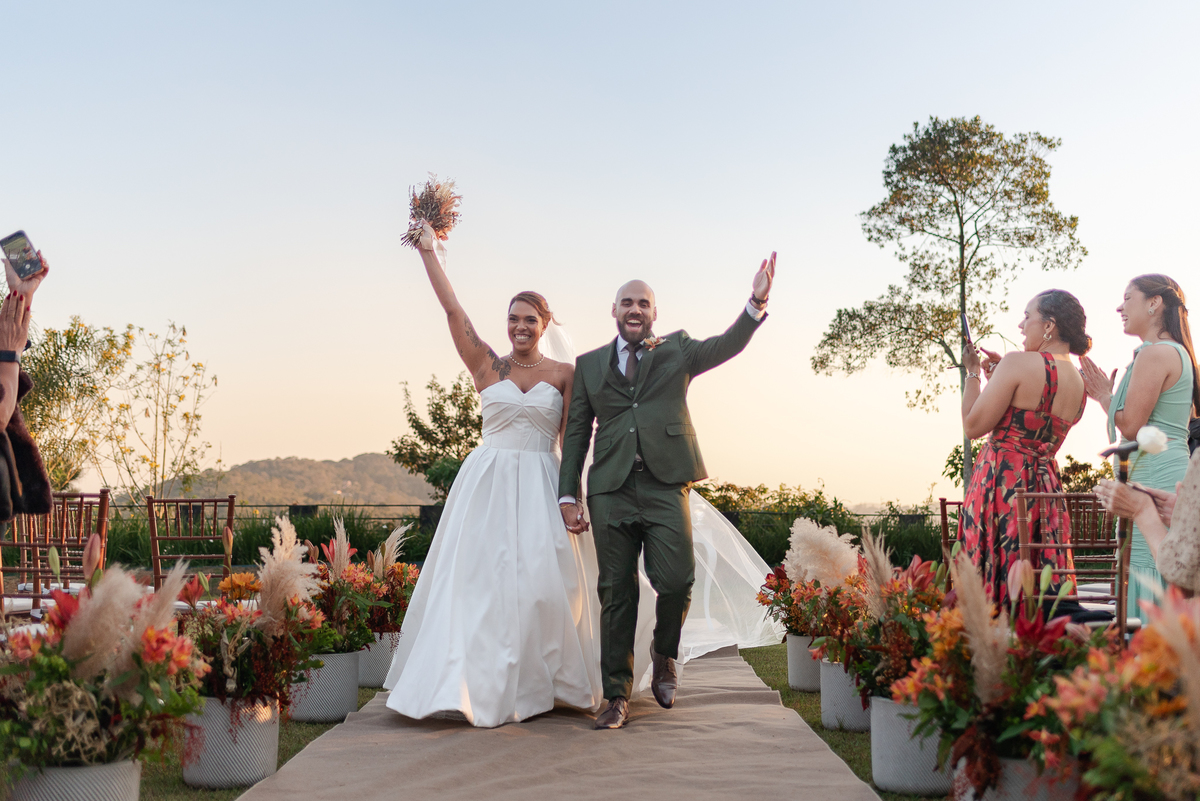 Casamento no fim de tarde na casa de festa Mirante Juruá, localizada em Mairiporã - SP. Foto e Filme documental de casamentos para casais que buscam um registro espontâneo, leve, divertido e  natural.