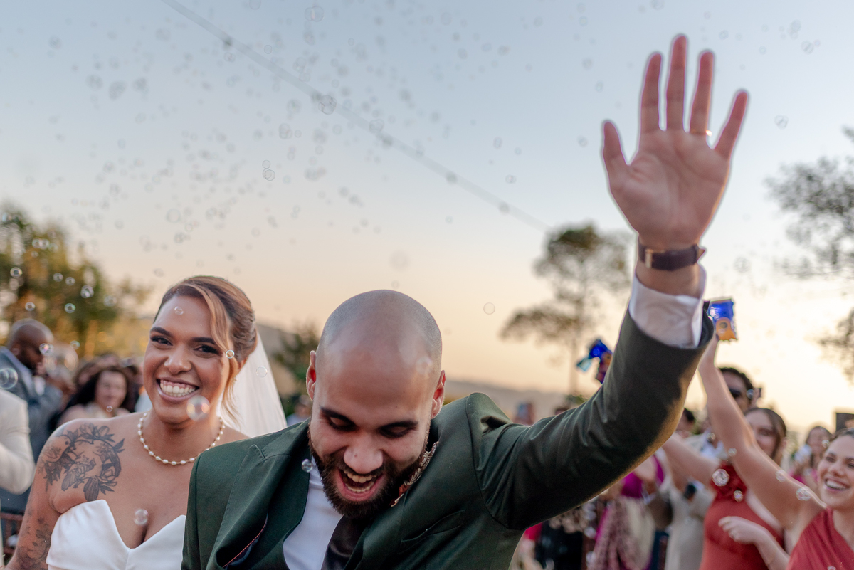 Casamento no fim de tarde na casa de festa Mirante Juruá, localizada em Mairiporã - SP. Foto e Filme documental de casamentos para casais que buscam um registro espontâneo, leve, divertido e  natural.
