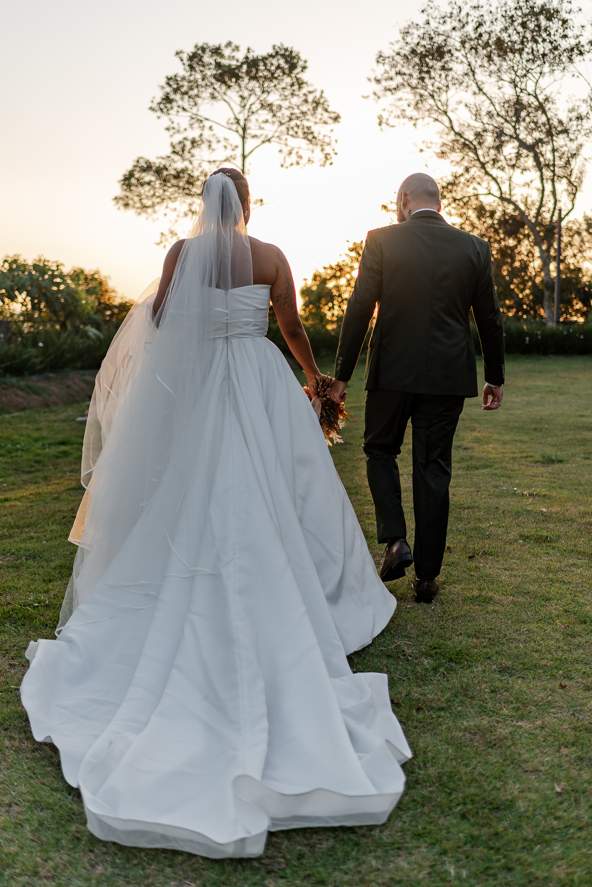 Casamento no fim de tarde na casa de festa Mirante Juruá, localizada em Mairiporã - SP. Foto e Filme documental de casamentos para casais que buscam um registro espontâneo, leve, divertido e  natural.