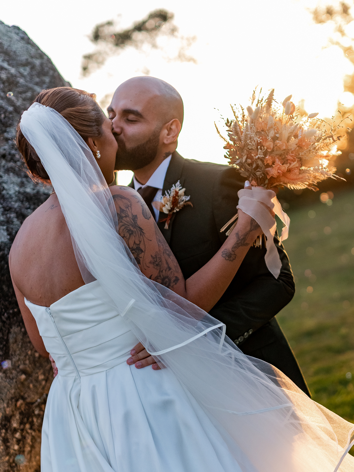 Casamento no fim de tarde na casa de festa Mirante Juruá, localizada em Mairiporã - SP. Foto e Filme documental de casamentos para casais que buscam um registro espontâneo, leve, divertido e  natural.