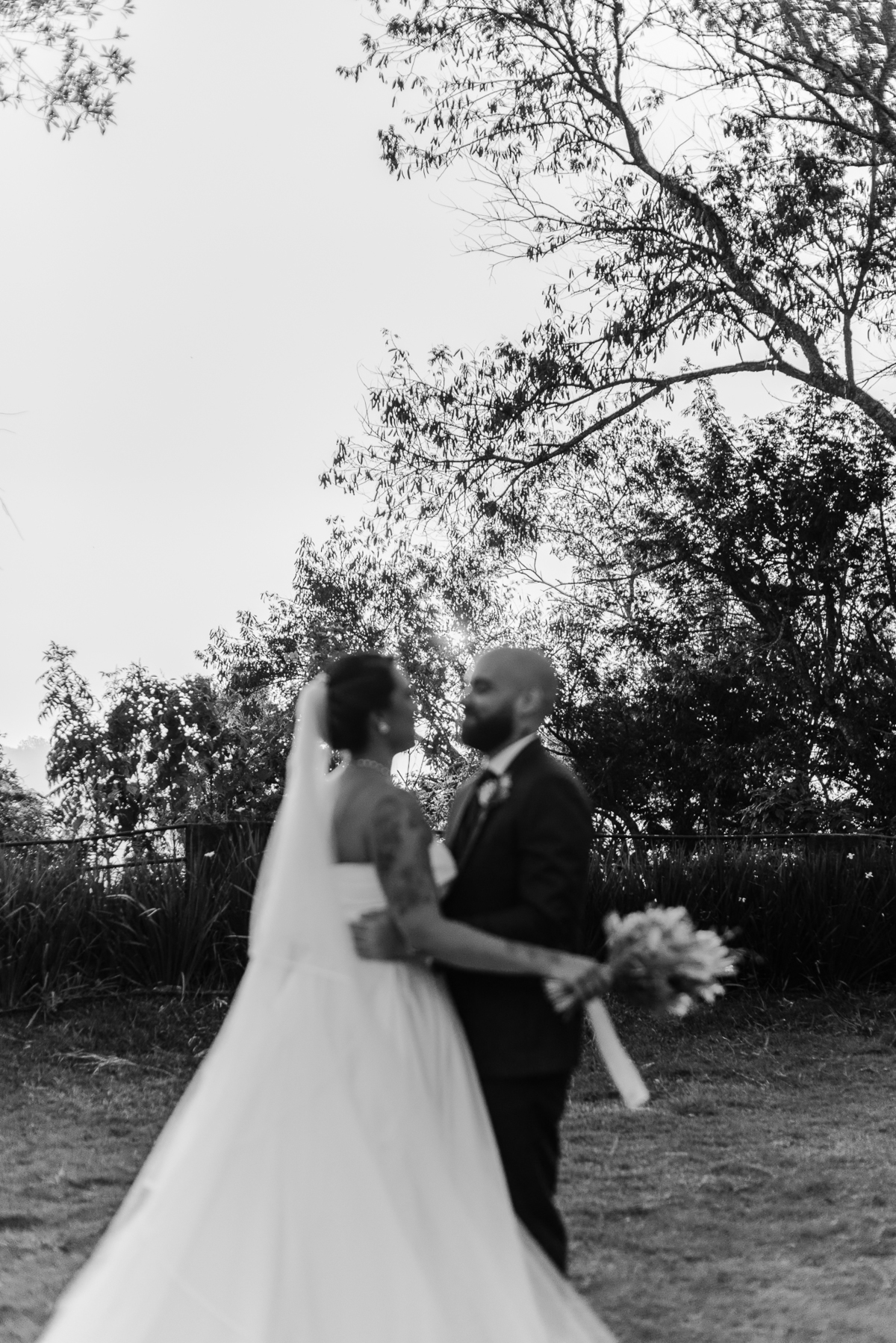 Casamento no fim de tarde na casa de festa Mirante Juruá, localizada em Mairiporã - SP. Foto e Filme documental de casamentos para casais que buscam um registro espontâneo, leve, divertido e  natural.