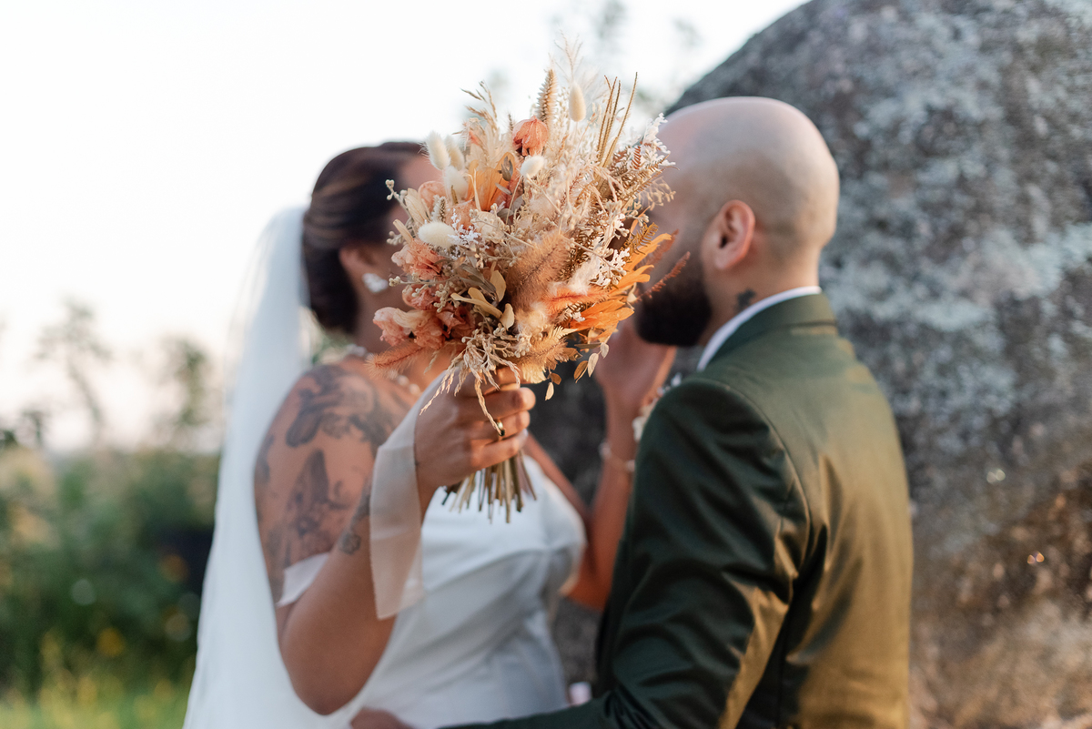 Casamento no fim de tarde na casa de festa Mirante Juruá, localizada em Mairiporã - SP. Foto e Filme documental de casamentos para casais que buscam um registro espontâneo, leve, divertido e  natural.
