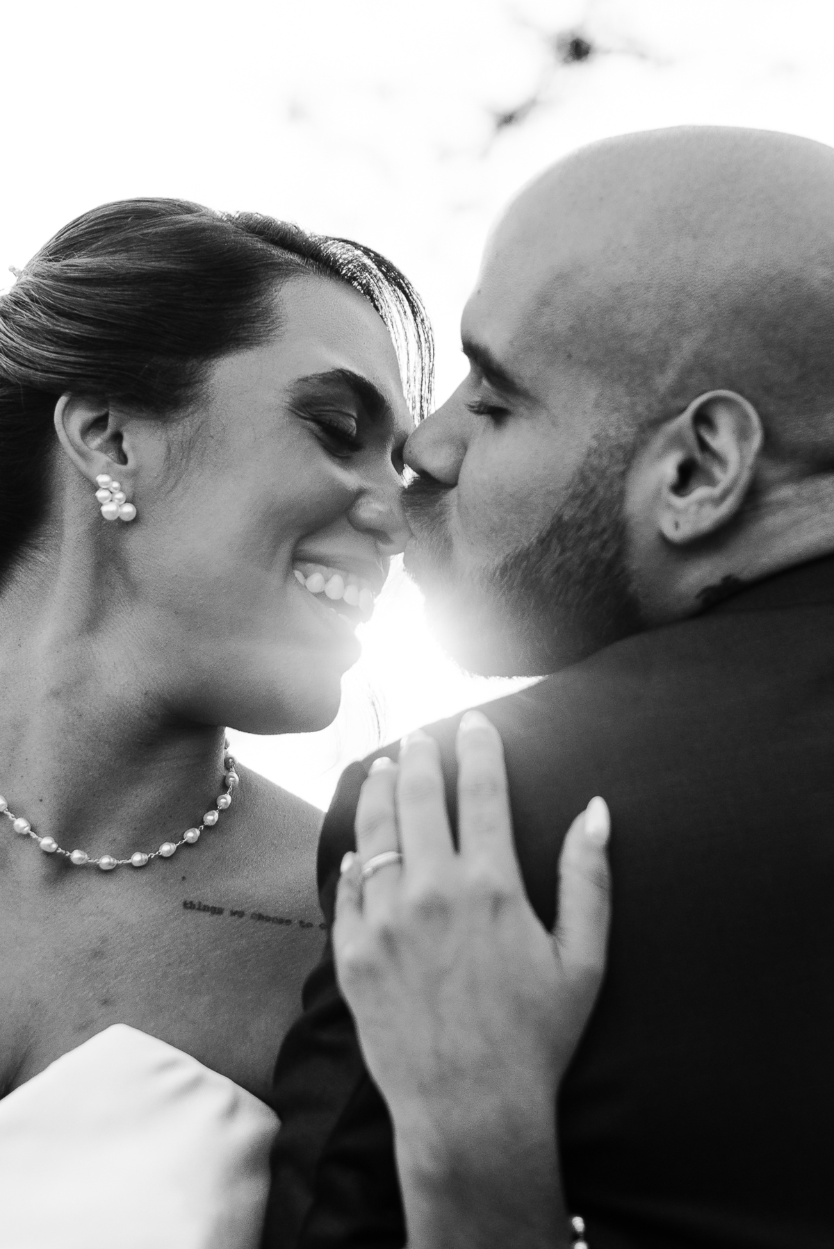 Casamento no fim de tarde na casa de festa Mirante Juruá, localizada em Mairiporã - SP. Foto e Filme documental de casamentos para casais que buscam um registro espontâneo, leve, divertido e  natural.