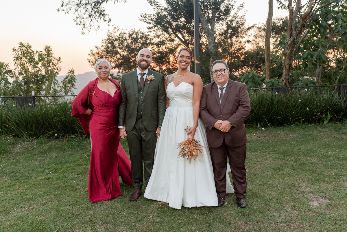 Casamento no fim de tarde na casa de festa Mirante Juruá, localizada em Mairiporã - SP. Foto e Filme documental de casamentos para casais que buscam um registro espontâneo, leve, divertido e  natural.