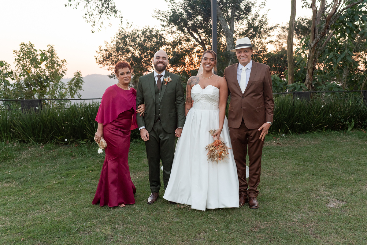 Casamento no fim de tarde na casa de festa Mirante Juruá, localizada em Mairiporã - SP. Foto e Filme documental de casamentos para casais que buscam um registro espontâneo, leve, divertido e  natural.