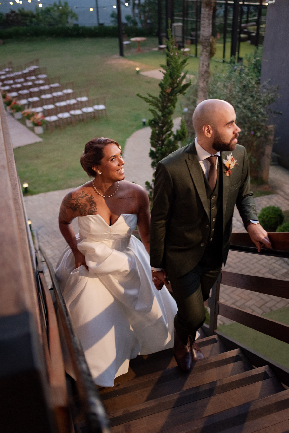 Casamento no fim de tarde na casa de festa Mirante Juruá, localizada em Mairiporã - SP. Foto e Filme documental de casamentos para casais que buscam um registro espontâneo, leve, divertido e  natural.