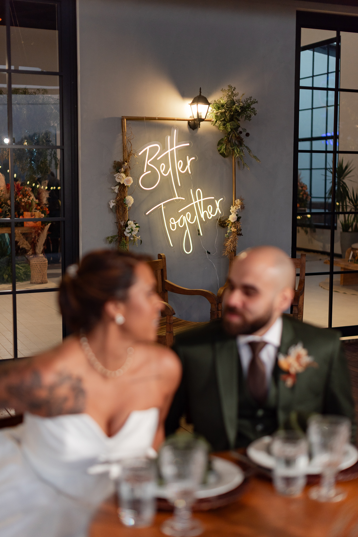 Casamento no fim de tarde na casa de festa Mirante Juruá, localizada em Mairiporã - SP. Foto e Filme documental de casamentos para casais que buscam um registro espontâneo, leve, divertido e  natural.