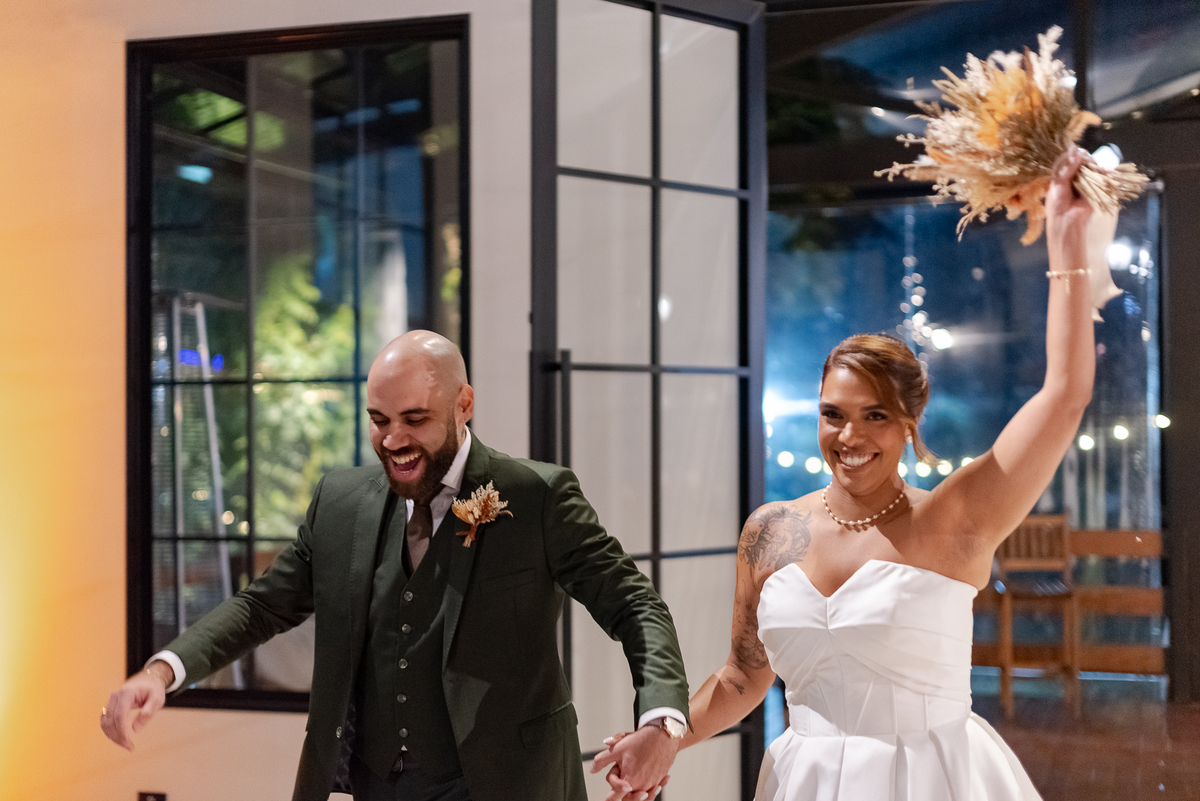 Casamento no fim de tarde na casa de festa Mirante Juruá, localizada em Mairiporã - SP. Foto e Filme documental de casamentos para casais que buscam um registro espontâneo, leve, divertido e  natural.