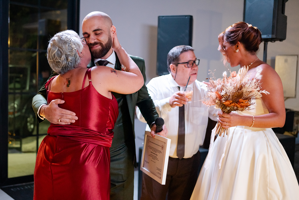 Casamento no fim de tarde na casa de festa Mirante Juruá, localizada em Mairiporã - SP. Foto e Filme documental de casamentos para casais que buscam um registro espontâneo, leve, divertido e  natural.