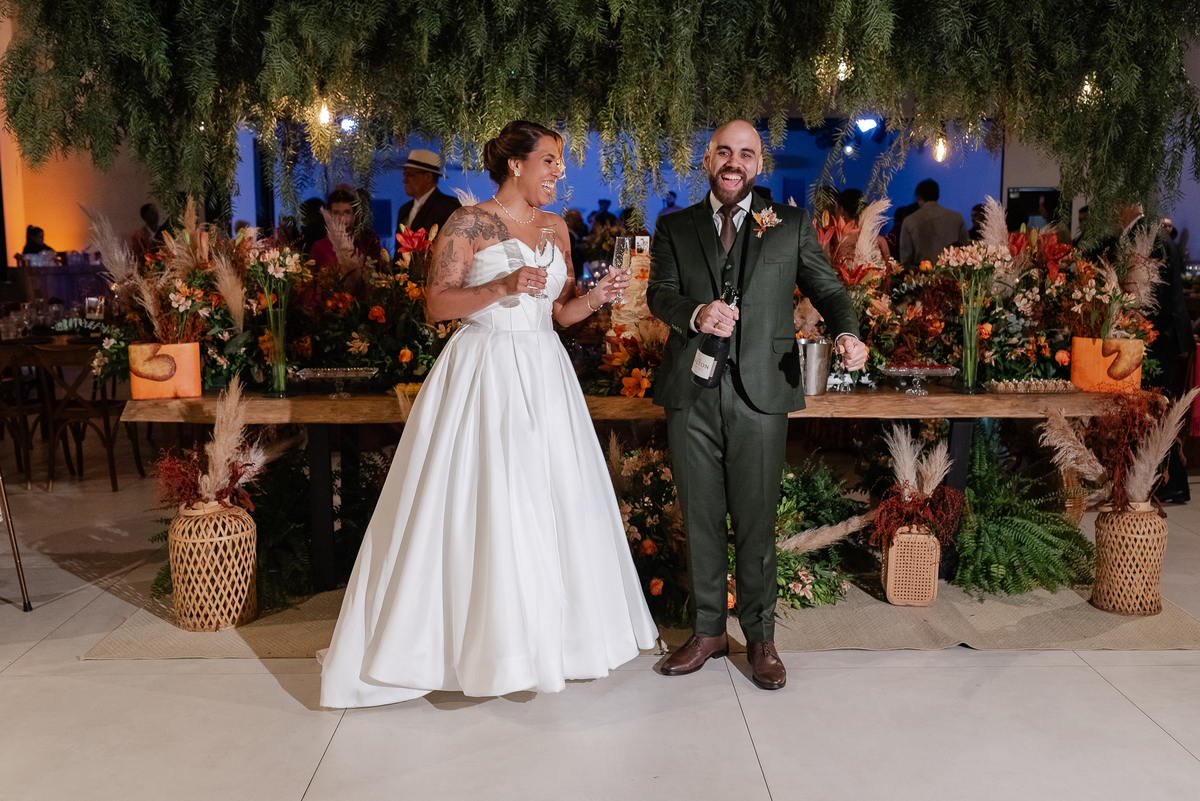 Casamento no fim de tarde na casa de festa Mirante Juruá, localizada em Mairiporã - SP. Foto e Filme documental de casamentos para casais que buscam um registro espontâneo, leve, divertido e  natural.