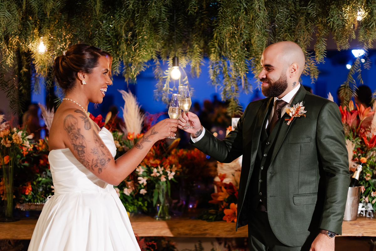 Casamento no fim de tarde na casa de festa Mirante Juruá, localizada em Mairiporã - SP. Foto e Filme documental de casamentos para casais que buscam um registro espontâneo, leve, divertido e  natural.