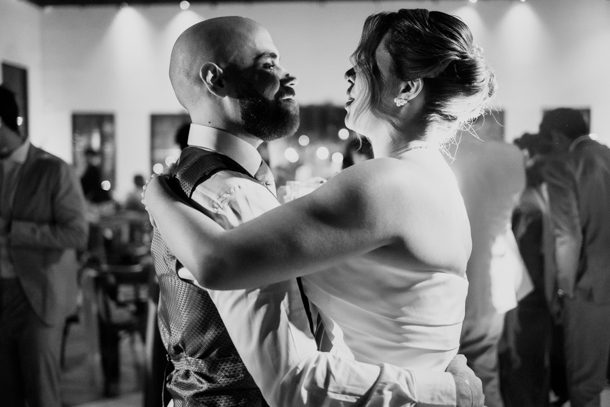 Casamento no fim de tarde na casa de festa Mirante Juruá, localizada em Mairiporã - SP. Foto e Filme documental de casamentos para casais que buscam um registro espontâneo, leve, divertido e  natural.