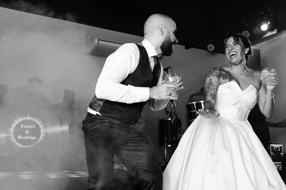Casamento no fim de tarde na casa de festa Mirante Juruá, localizada em Mairiporã - SP. Foto e Filme documental de casamentos para casais que buscam um registro espontâneo, leve, divertido e  natural.