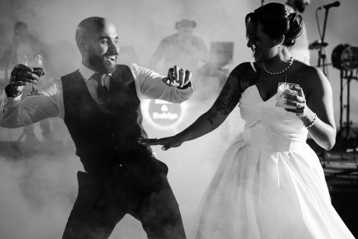 Casamento no fim de tarde na casa de festa Mirante Juruá, localizada em Mairiporã - SP. Foto e Filme documental de casamentos para casais que buscam um registro espontâneo, leve, divertido e  natural.