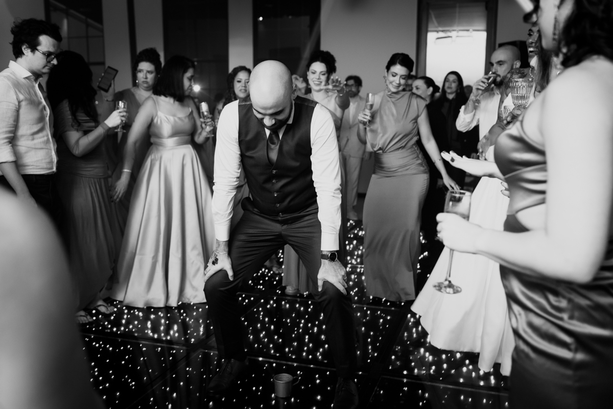 Casamento no fim de tarde na casa de festa Mirante Juruá, localizada em Mairiporã - SP. Foto e Filme documental de casamentos para casais que buscam um registro espontâneo, leve, divertido e  natural.