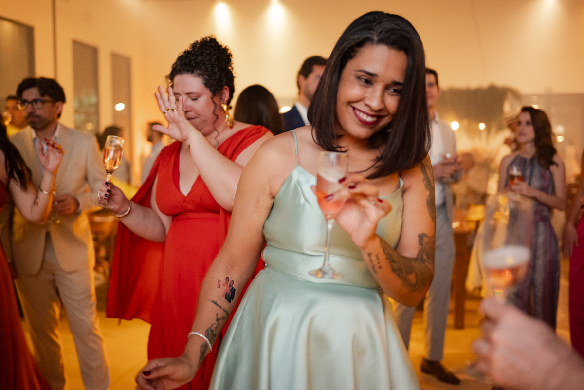 Casamento no fim de tarde na casa de festa Mirante Juruá, localizada em Mairiporã - SP. Foto e Filme documental de casamentos para casais que buscam um registro espontâneo, leve, divertido e  natural.