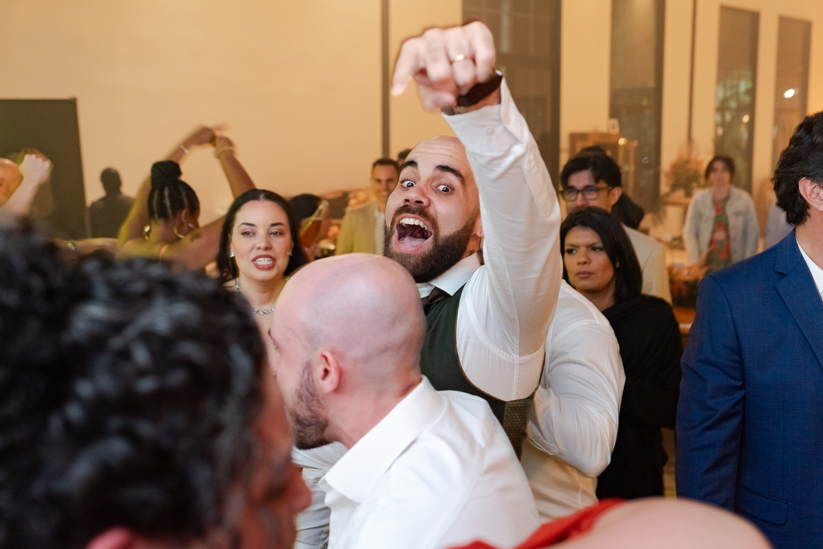 Casamento no fim de tarde na casa de festa Mirante Juruá, localizada em Mairiporã - SP. Foto e Filme documental de casamentos para casais que buscam um registro espontâneo, leve, divertido e  natural.
