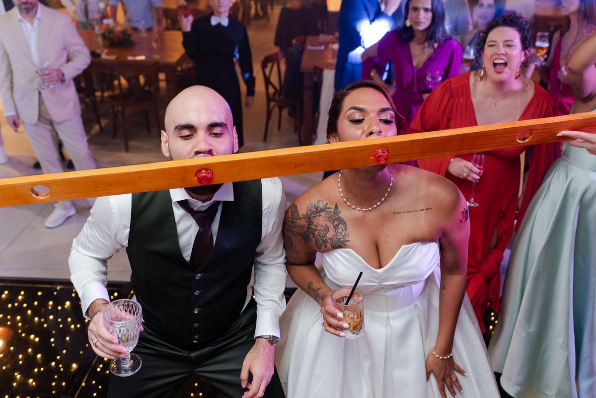 Casamento no fim de tarde na casa de festa Mirante Juruá, localizada em Mairiporã - SP. Foto e Filme documental de casamentos para casais que buscam um registro espontâneo, leve, divertido e  natural.
