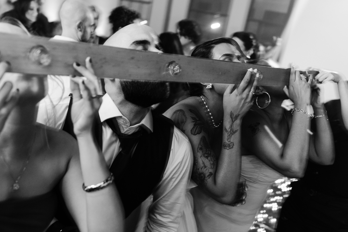 Casamento no fim de tarde na casa de festa Mirante Juruá, localizada em Mairiporã - SP. Foto e Filme documental de casamentos para casais que buscam um registro espontâneo, leve, divertido e  natural.
