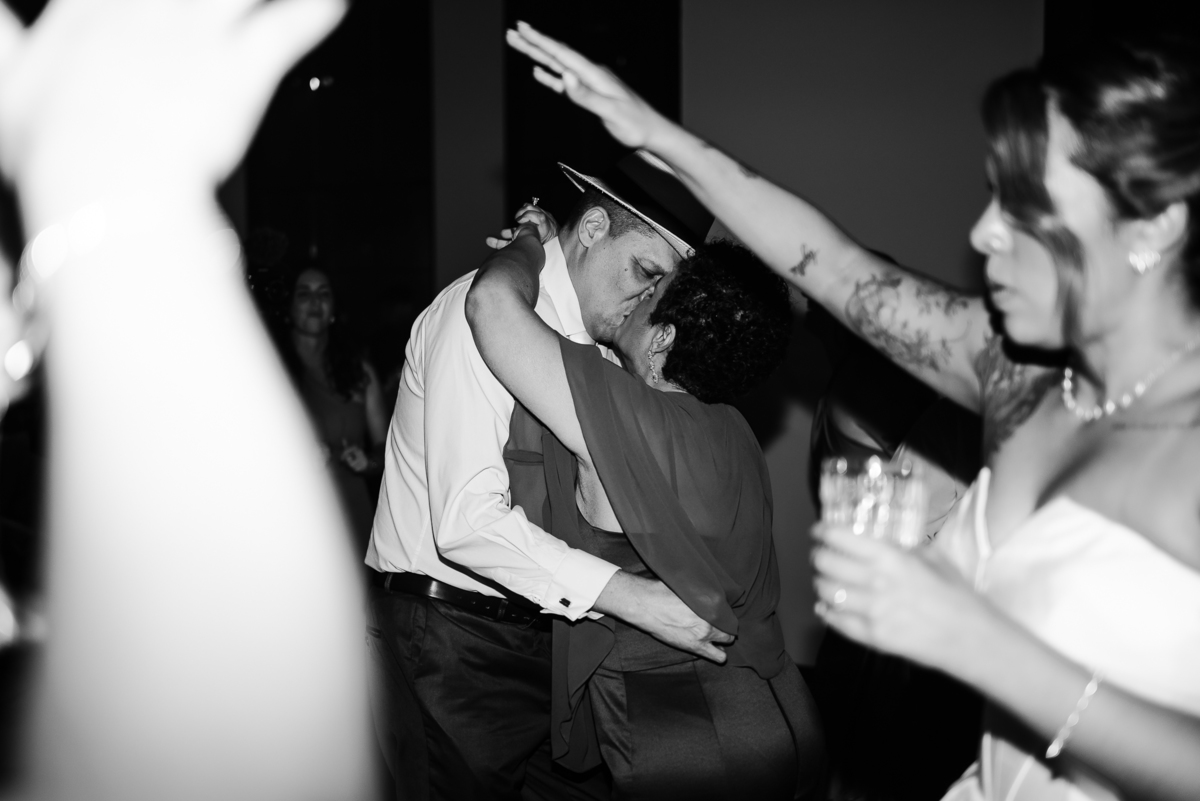 Casamento no fim de tarde na casa de festa Mirante Juruá, localizada em Mairiporã - SP. Foto e Filme documental de casamentos para casais que buscam um registro espontâneo, leve, divertido e  natural.