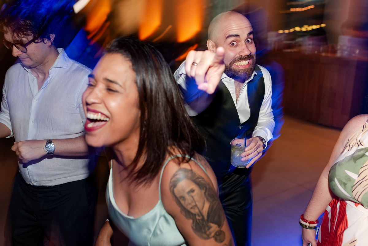 Casamento no fim de tarde na casa de festa Mirante Juruá, localizada em Mairiporã - SP. Foto e Filme documental de casamentos para casais que buscam um registro espontâneo, leve, divertido e  natural.
