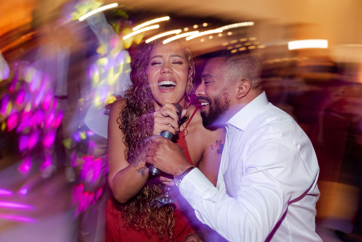 Casamento no fim de tarde na casa de festa Mirante Juruá, localizada em Mairiporã - SP. Foto e Filme documental de casamentos para casais que buscam um registro espontâneo, leve, divertido e  natural.