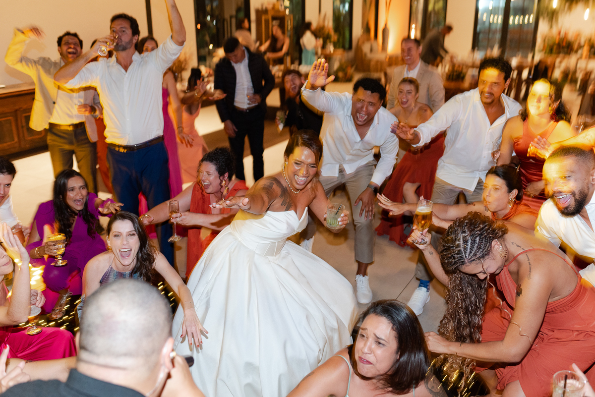 Casamento no fim de tarde na casa de festa Mirante Juruá, localizada em Mairiporã - SP. Foto e Filme documental de casamentos para casais que buscam um registro espontâneo, leve, divertido e  natural.