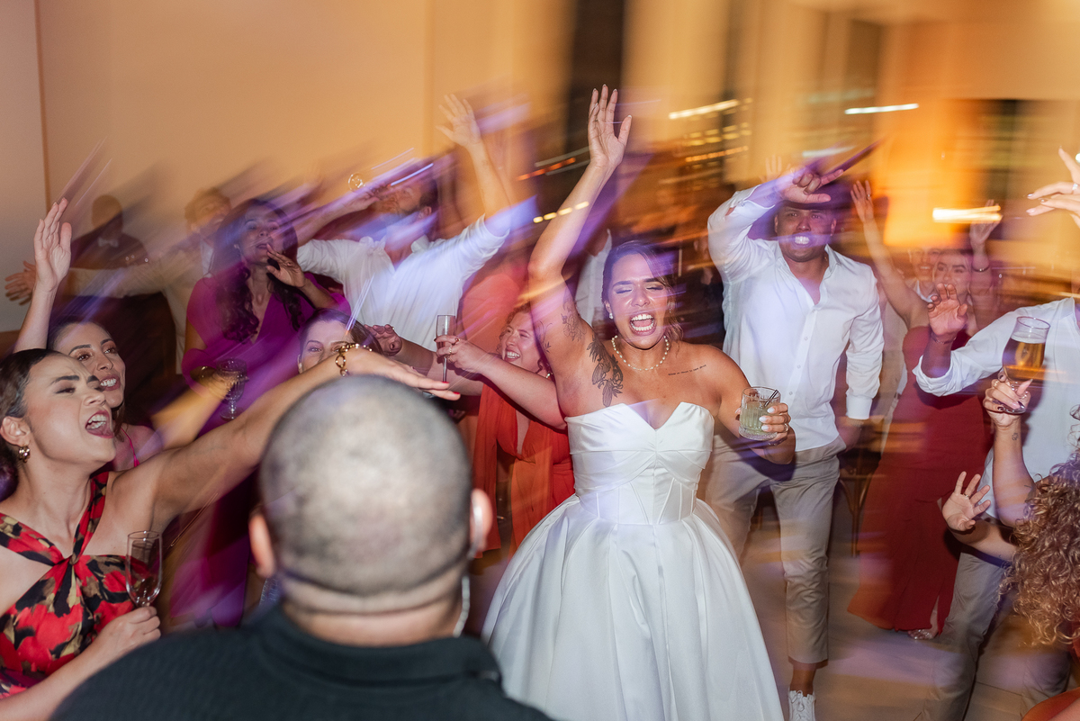 Casamento no fim de tarde na casa de festa Mirante Juruá, localizada em Mairiporã - SP. Foto e Filme documental de casamentos para casais que buscam um registro espontâneo, leve, divertido e  natural.