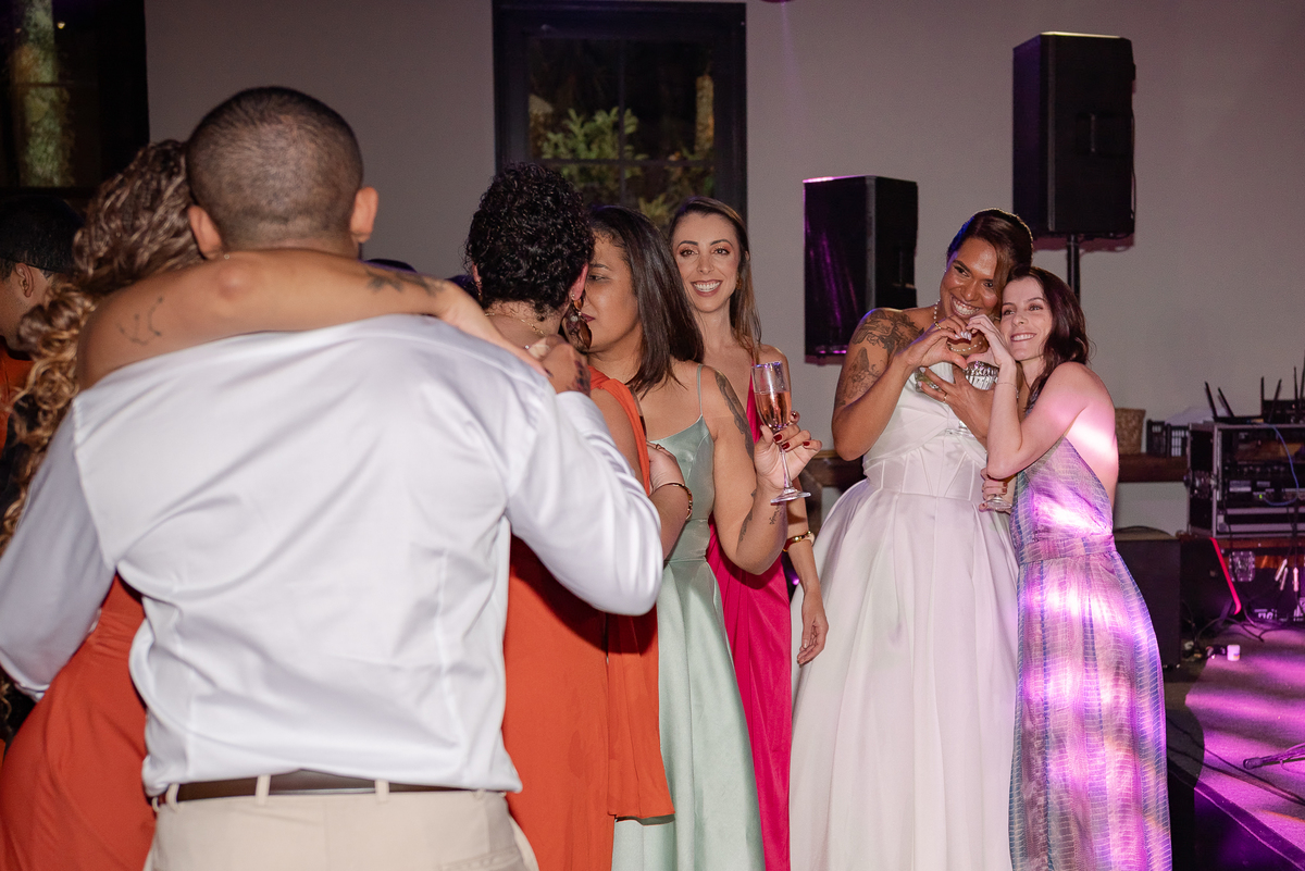 Casamento no fim de tarde na casa de festa Mirante Juruá, localizada em Mairiporã - SP. Foto e Filme documental de casamentos para casais que buscam um registro espontâneo, leve, divertido e  natural.