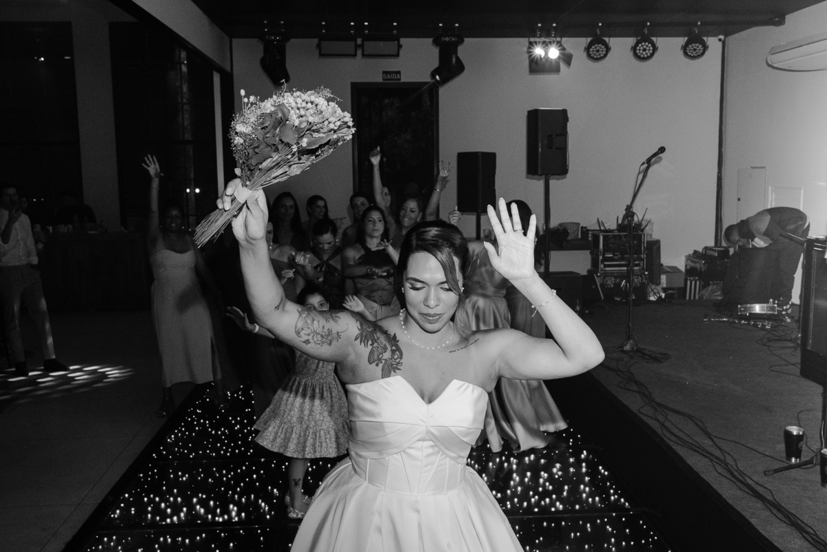 Casamento no fim de tarde na casa de festa Mirante Juruá, localizada em Mairiporã - SP. Foto e Filme documental de casamentos para casais que buscam um registro espontâneo, leve, divertido e  natural.