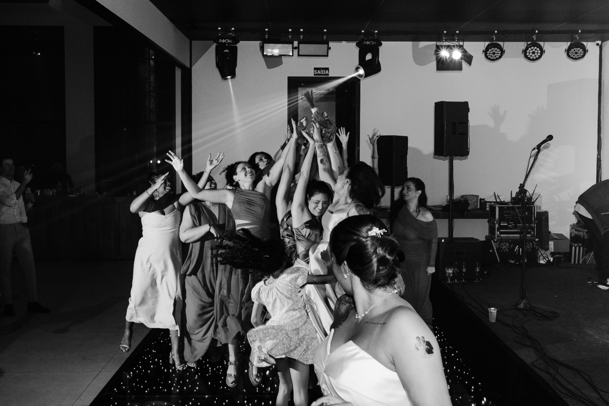 Casamento no fim de tarde na casa de festa Mirante Juruá, localizada em Mairiporã - SP. Foto e Filme documental de casamentos para casais que buscam um registro espontâneo, leve, divertido e  natural.