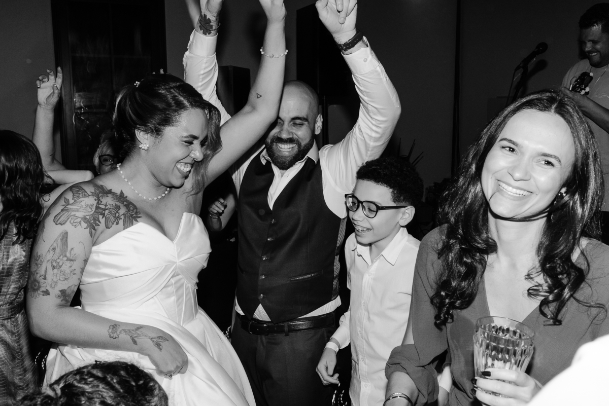 Casamento no fim de tarde na casa de festa Mirante Juruá, localizada em Mairiporã - SP. Foto e Filme documental de casamentos para casais que buscam um registro espontâneo, leve, divertido e  natural.