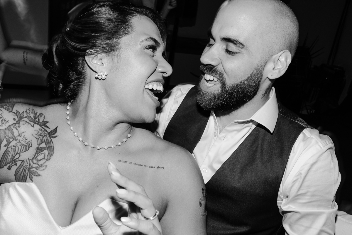 Casamento no fim de tarde na casa de festa Mirante Juruá, localizada em Mairiporã - SP. Foto e Filme documental de casamentos para casais que buscam um registro espontâneo, leve, divertido e  natural.
